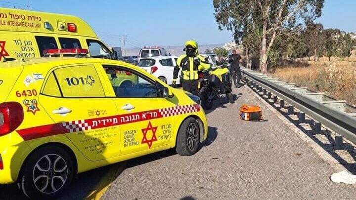 זירת תאונת הדרכים ליד טבריה שבה נפגעו 3 הולכי רגל