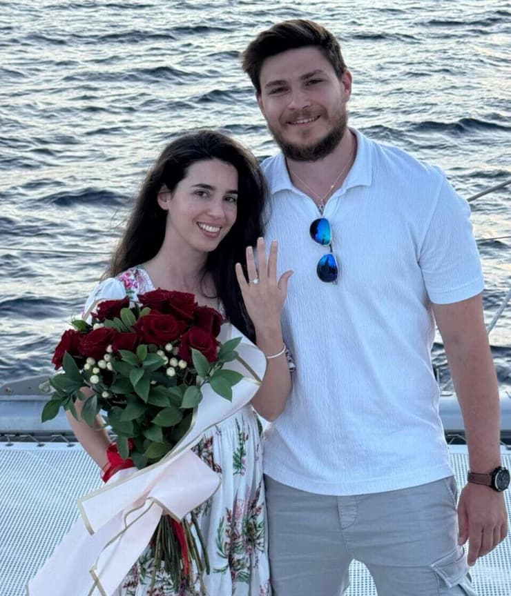 סשה טרופנוב וספיר כהן סשה טרופנוב התארס לבת זוגו ספיר