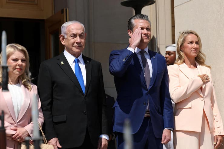 צילום: REUTERS/Jonathan Ernst ראש הממשלה בנימין נתניהו בפגישתו עם שר ההגנה של ארה"ב פיט הגסת', עם נשותיהם