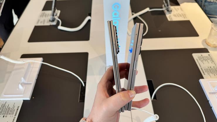 מבחן השוואת העובי: מימין - פולד 6, משמאל - פולד 7 החדש