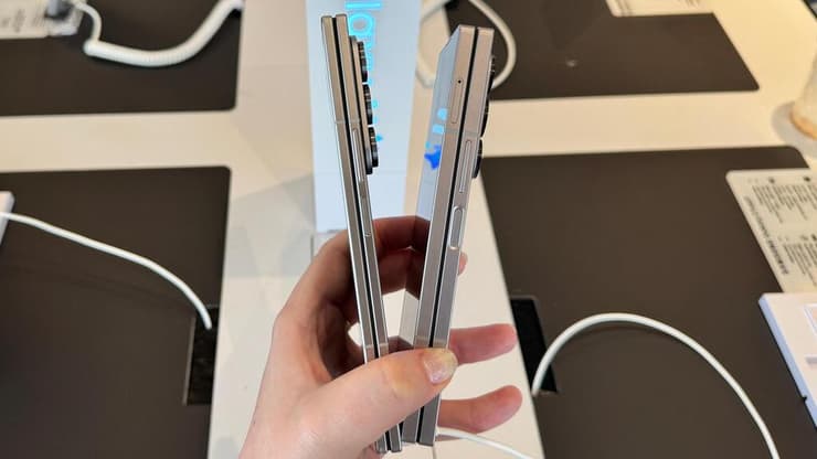 מבחן השוואת העובי: מימין - פולד 6, משמאל - פולד 7 החדש