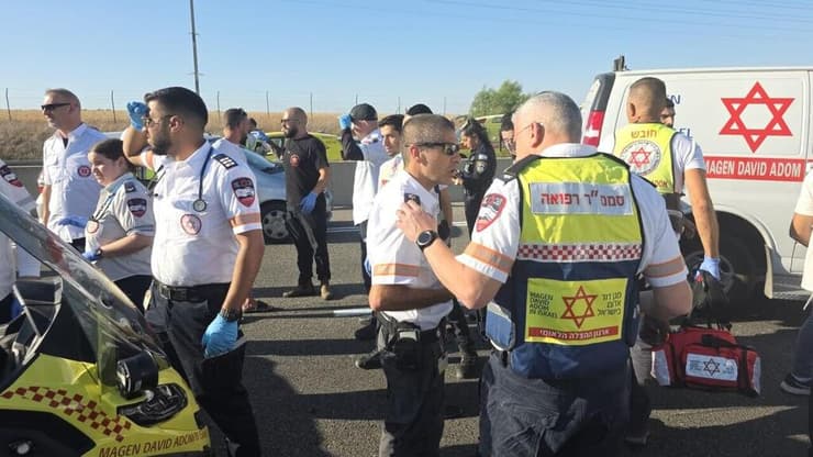 זירת תאונת הדרכים ליד טבריה שבה נפגעו 3 הולכי רגל