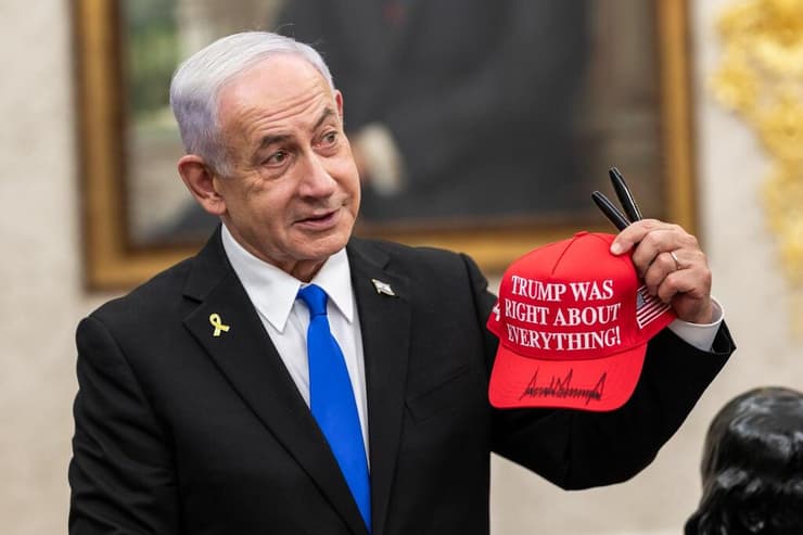 נתניהו מחזיק כובע עם הכיתוב "טראמפ צודק לגבי הכל"