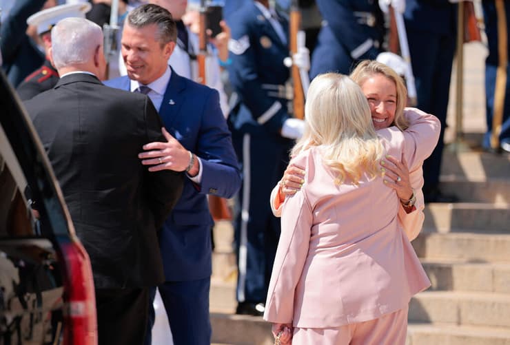צילום: CHIP SOMODEVILLA / GETTY IMAGES NORTH AMERICA / AFP ראש הממשלה בנימין נתניהו בפגישתו עם שר ההגנה של ארה"ב פיט הגסת', עם נשותיהם