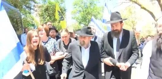 אביו של סמ״ר משה שמואל נול ז״ל, בראש שיירת דגלים לזכרו