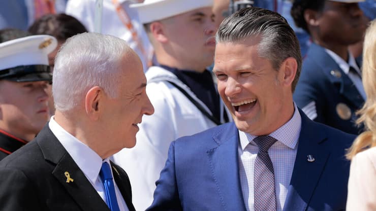 הגסת' ונתניהו (צילום: Chip Somodevilla/Getty Images) ראש הממשלה בנימין נתניהו בפגישתו עם שר ההגנה של ארה"ב פיט הגסת', עם נשותיהם
