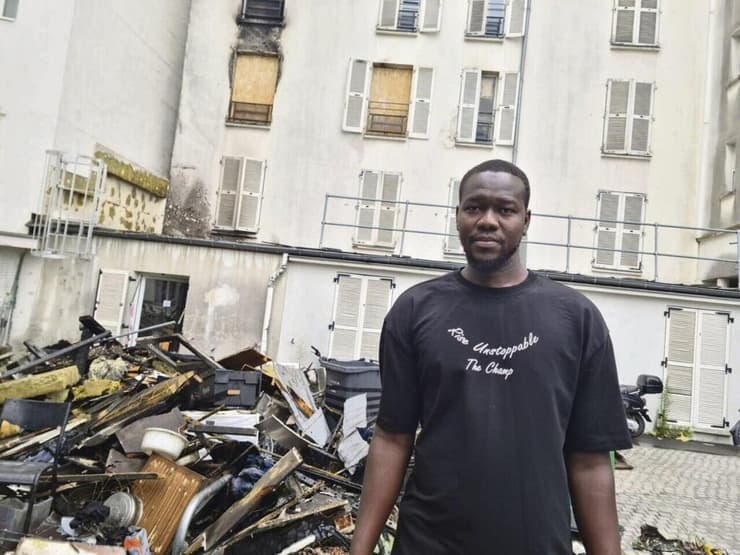 צרפת פוסינו סיסה מציל ילדים מ דירה בוערת