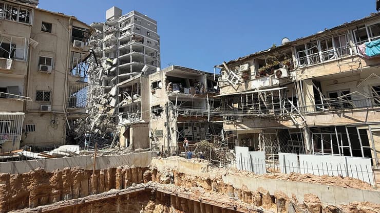 נזקי פגיעת הטיל בבת ים. "יש להאריך את שעות העבודה באתרי הבנייה" (צילום: עמי לאור) נזקי פגיעת הטיל בבת ים. "יש להאריך את שעות העבודה באתרי הבנייה"