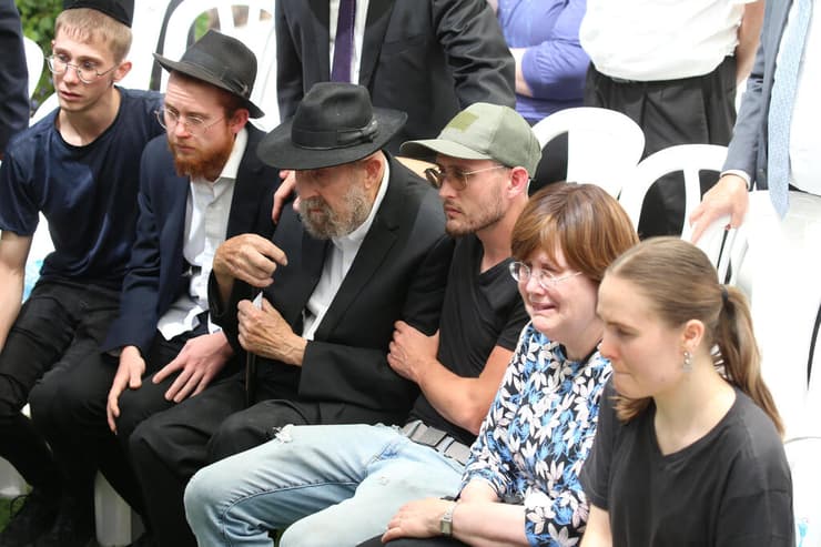 המשפחה האבלה. "היה הולך עם הילדים כאילו הוא סבא שלהם" (צילום: עמית שאבי) סמ"ר משה שמואל נול ז"ל מובא למנוחות בהר הרצל