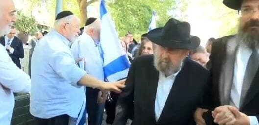 אביו של סמ״ר משה שמואל נול ז״ל, בראש שיירת דגלים לזכרו