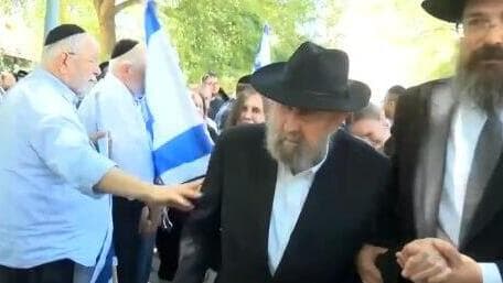 האב דוד, בראש שיירת הדגלים. "ביקש למחוא כפיים לקצין הנפגעים" אביו של סמ״ר משה שמואל נול ז״ל, בראש שיירת דגלים לזכרו