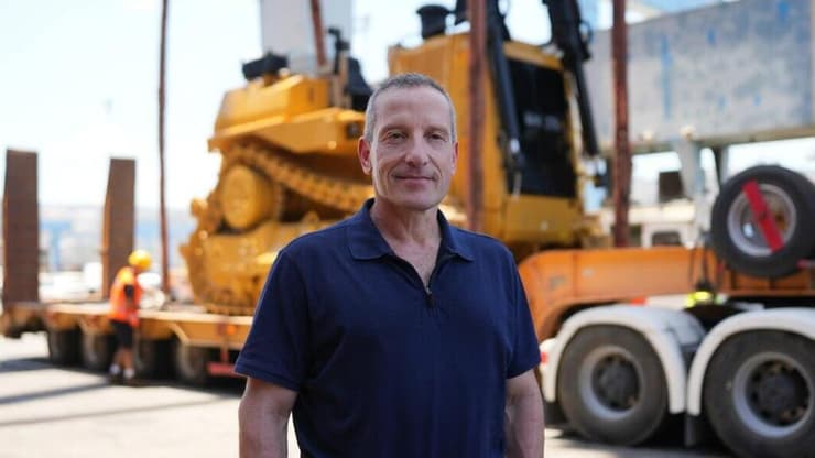 "עלינו להמשיך ולהעצים את בניין הכוח". אלוף (במיל') ברעם (צילום: אגף דוברות וקשרי ציבור במשרד הביטחון) משלוח דחפורי ה-D9 מארצות הברית, ששוחרר ע"י הממשל האמריקני, הגיע לישראל