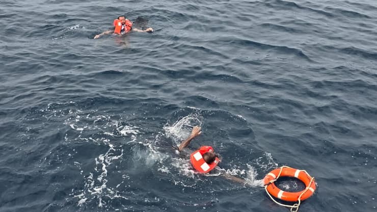 חילוץ אנשי צוות מספינת המשא Eternity C