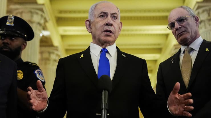נתניהו בוושינגטון בחודש יולי (צילום: AP Photo/Julia Demaree Nikhinson) ראש הממשלה בנימין נתניהו מדבר עם עיתונאים בבית הלבן וושינגטון ארה"ב