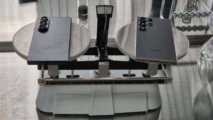 מבחן השקילה: מימין - גלקסי S25 אולטרה. משמאל - פולד 7 החדש