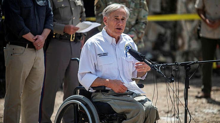 מושל טקסס בזירת האסון