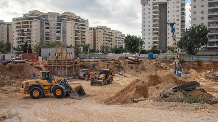 עבודות תשתית באתר בנייה באשקלון