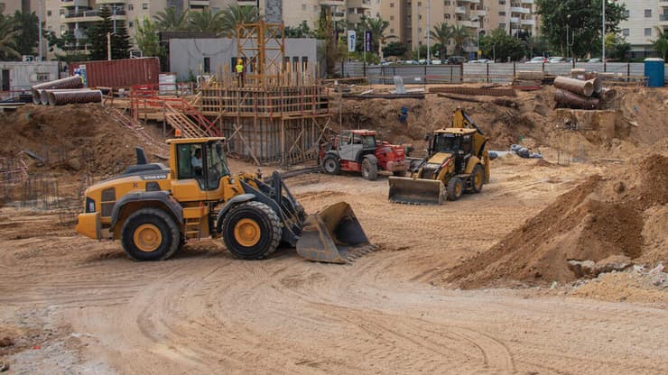 עבודות תשתית באתר בנייה באשקלון