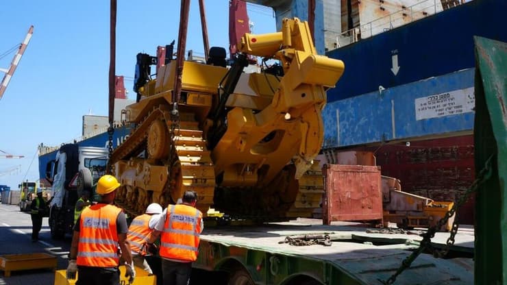 "עד כה הגיעו יותר מ-100,000 טונות של ציוד". פריקת הכלים בחיפה (צילום: אגף דוברות וקשרי ציבור במשרד הביטחון) משלוח דחפורי ה-D9 מארצות הברית, ששוחרר ע"י הממשל האמריקני, הגיע לישראל