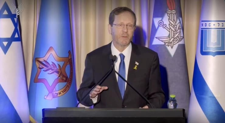 "החזרת כל החטופים - לא רק חובה מוסרית, אלא גם אסטרטגיה". הנשיא הרצוג (צילום: דובר צה"ל ) הנשיא הרצוג בטקס סיום המכללה לביטחון לאומי