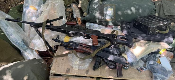 אמצעי הלחימה שאותרו והוחרמו במרחב (צילום: דובר צה"ל) אמצעי הלחימה שאותרו והוחרמו במרחב