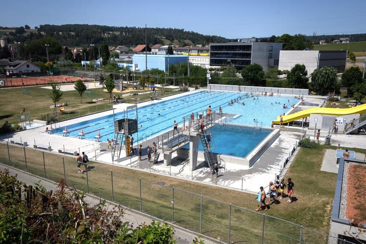 החוף סגור למהגרים. הבריכה בפורנטרוי, שווייץ