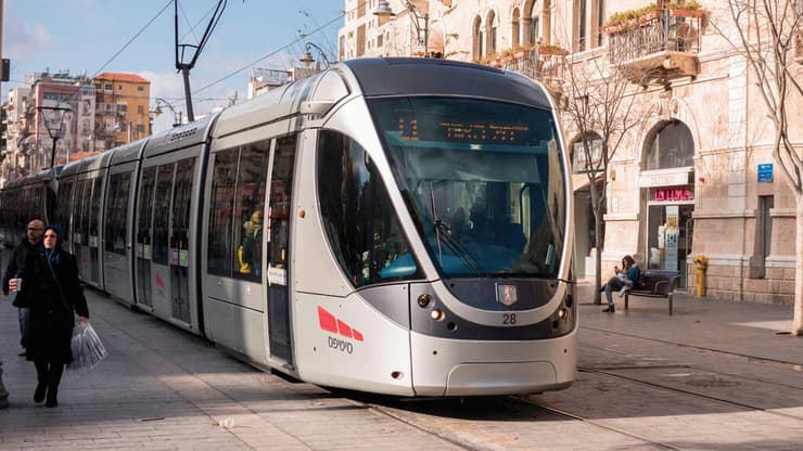 "עדיפות למגורים ברדיוס של 10 דקות מהרכבת". הרכבת הקלה בירושלים (צילום: shutterstock, gary yim) "עדיפות למגורים ברדיוס של 10 דקות מהרכבת". הרכבת הקלה בירושלים