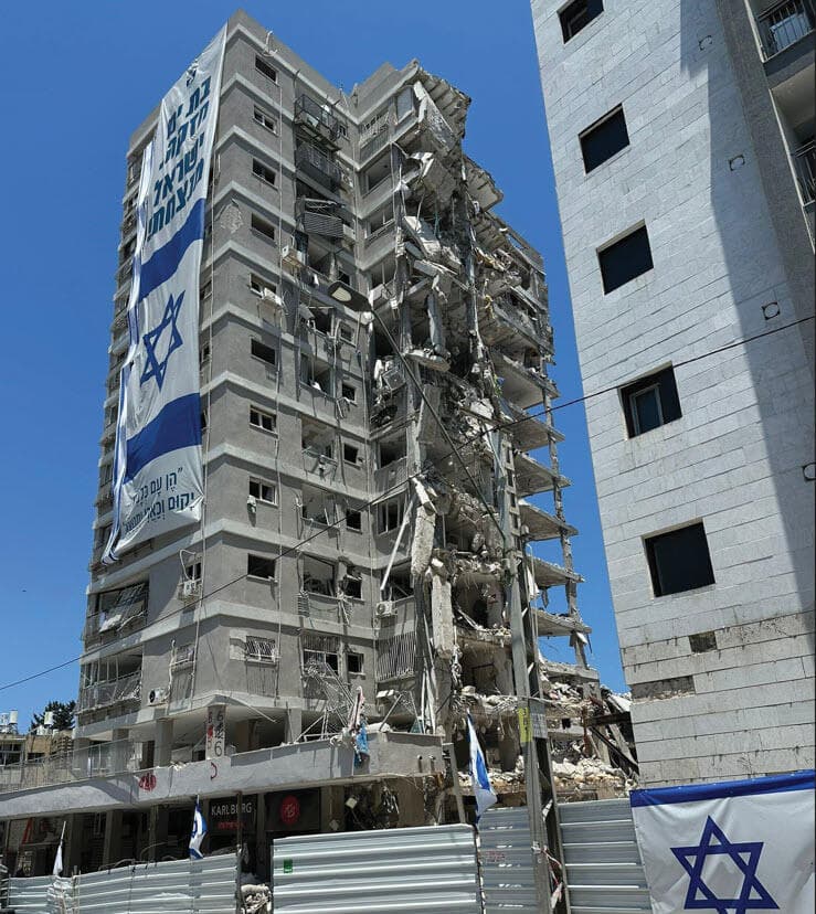 בניין שנפגע בבת ים (צילום: עידו ששון) בניין שנפגע בבת ים