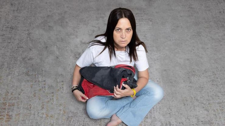 ענת אנגרסט, אימו של מתן אנגרסט, עם התיק שלו שהוחזר אליה