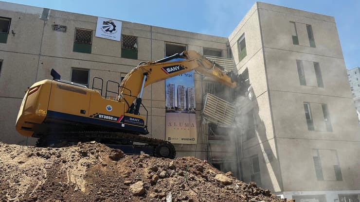 "ללא תמיכה ממשלתית לא יהיו פרויקטים בפריפריה". הריסה בפרויקט התחדשות עירונית של חברת אלמוגים ביבנה