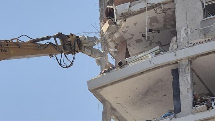 בניין שנפגע מטיל איראני בבת ים (צילום: ירון ברנר) הריסת הבניין שנפגע פגיעה ישירה מטיל בבת ים
