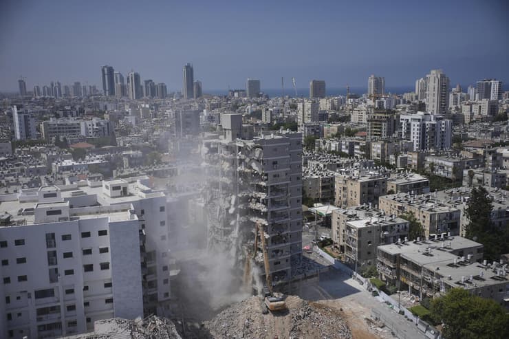 הריסת הבניין שנפגע פגיעה ישירה מטיל בבת ים