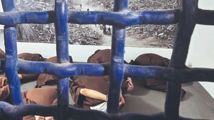 נוח'בות ב"רקפת" על רקע צילומים עדכניים מעזה שתלויים בתאיהם. המטרה היא למנוע תסיסה ותקיפות, אבל גם אובדנות, כדי שניתן יהיה להביא אותם בעתיד לדין