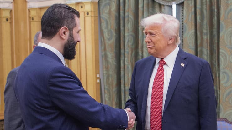 דונלד טראמפ בפגישתו עם נשיא סוריה מוחמד אל־ג'ולאני בסעודיה