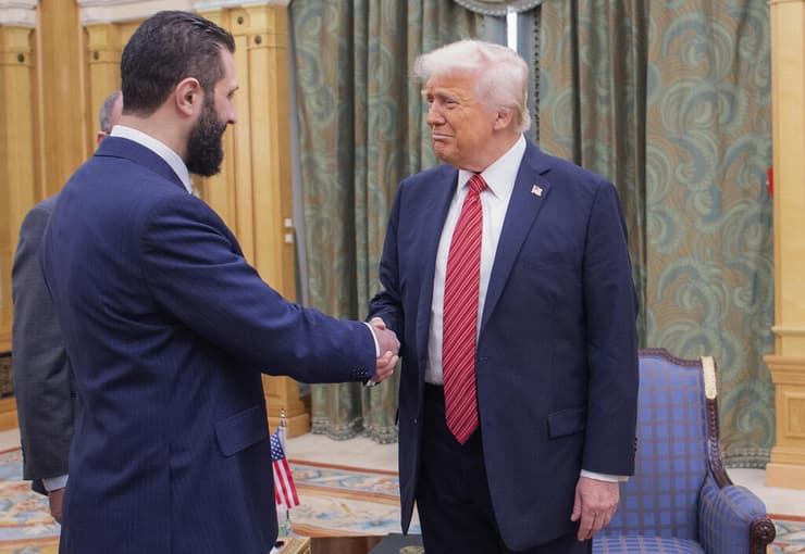 אל ג'ולאני. משיטר של ג'יהאדיסטים אבל כזה שרוצה בשותפות עם המערב (צילום: Saudi Royal Palace/AP) דונלד טראמפ בפגישתו עם נשיא סוריה מוחמד אל־ג'ולאני בסעודיה
