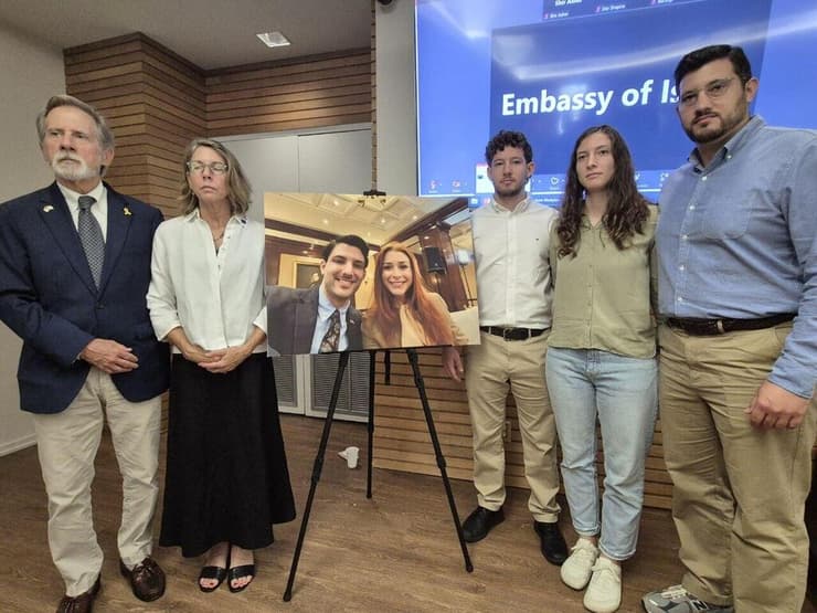 נתניהו בשגרירות יחד עם משפחות הנרצחים