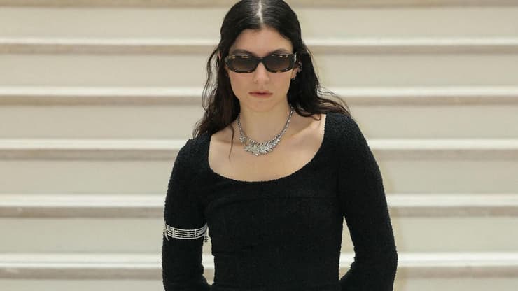 ביטלה בעבר הופעה בתל אביב. לורד (צילום: Thomas Samson/AFP) לורד בתצוגת הוט קוטור של שאנל לסתיו-חורף 2025-26 בפריז