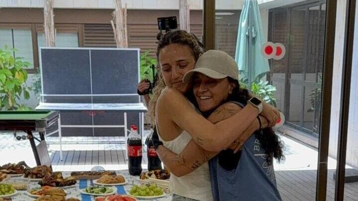 רומי גונן משתחררת מהמרכז הרפואי שיבא לאחר כ-5 חודשי אשפוז בשיקום