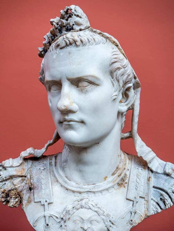 פסל ראש וחזה של הקיסר קליגולה, במוזיאון לאמנות ני קרלסברג גליפטוטק בקופנהגן