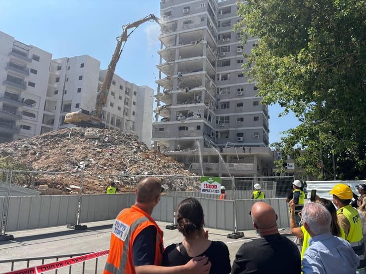 הדר נעמי אברבנל מביטה בהריסה הבית שלה