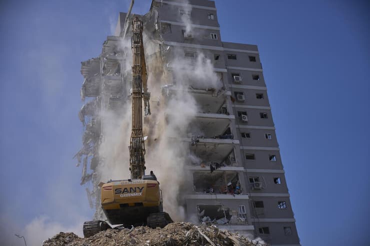הבניין שנפגע בבת ים. "החטאה אחת של יירוט עלולה לגרום נזק של כ-300 מיליון שקל" (צילום: AP Photo/Ohad Zwigenberg) הריסת הבניין שנפגע פגיעה ישירה מטיל בבת ים