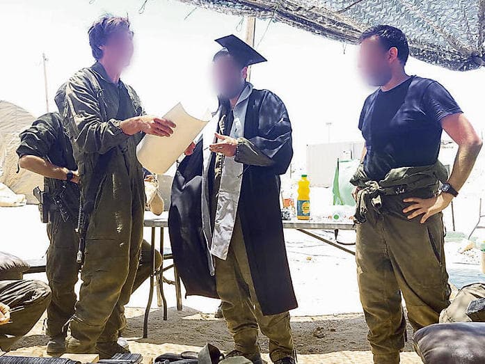 אהד, לוחם שריון במילואים, קיבל תואר ד"ר בלב עזה