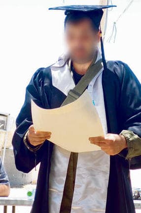 "גאה להיות היהודי הראשון ב-2,000 השנים האחרונות שקיבל תואר דוקטור לרפואה בעזה" (צילום: אלבום פרטי) אהד, לוחם שריון במילואים, קיבל תואר ד"ר ברפואה בלב עזה