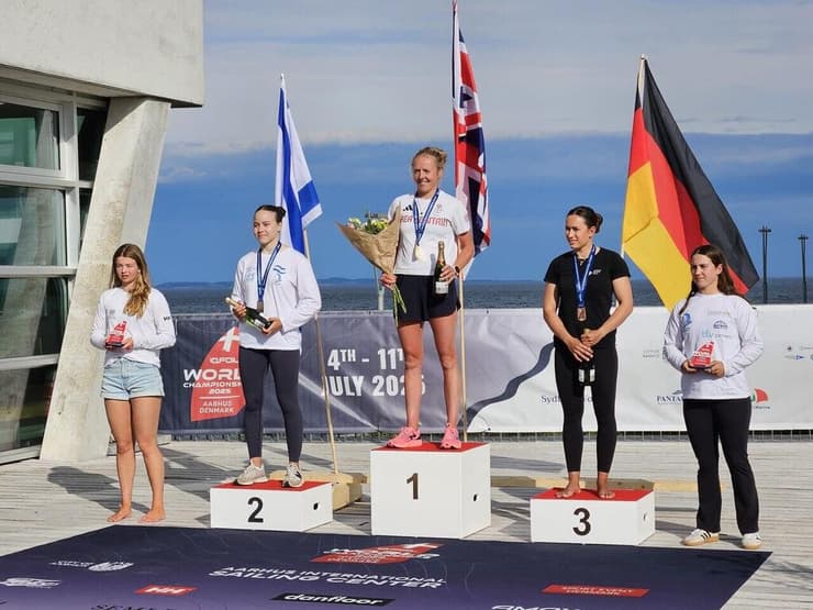 השייטת הישראלית תמר שטיינברג על הפודיום לאחר הזכייה במדליית הכסף באליפות העולם