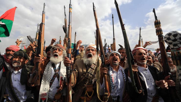 "לא ניתן לשלול אפשרות של מתקפה תימנית חדשה נגד החות'ים". הפגנה של החות'ים בתימן (צילום: Mohammed HUWAIS / AFP) הפגנות חות'ים בתימן