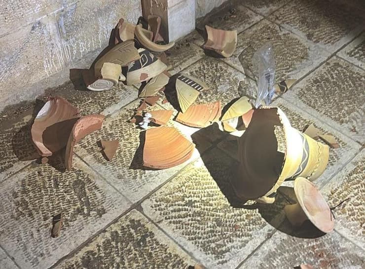 מצבות וקברים שהושחתו בבית עלמין סמוך לעיר העתיקה