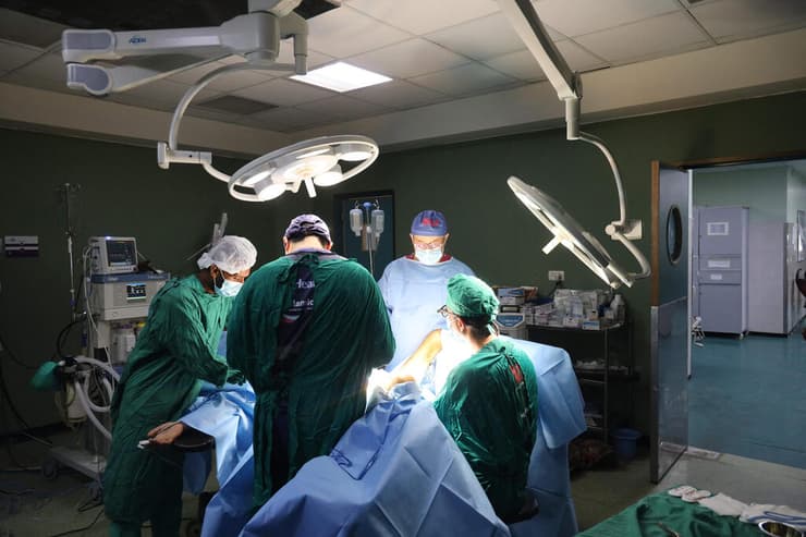 ארכיון. טיפול בפצוע בבית חולים בחאן יונס במהלך המלחמה (צילום: AFP) בית חולים בחאן יונס