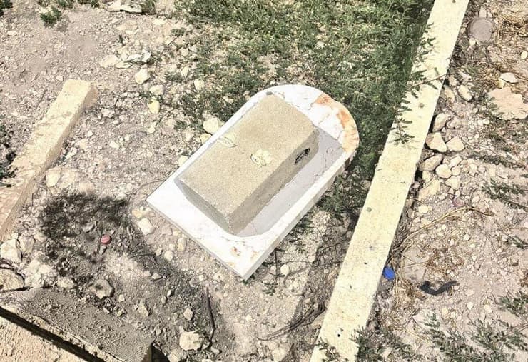 מצבות וקברים שהושחתו בבית עלמין סמוך לעיר העתיקה