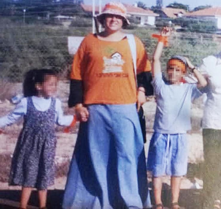 "חודש וחצי בעולם אחר". תמר ביטון (במרכז) בימים שקדמו לפינוי yk14434129