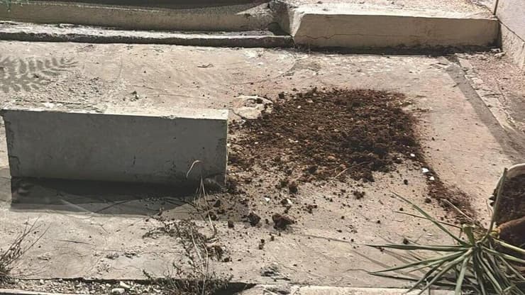 מצבות וקברים שהושחתו בבית עלמין סמוך לעיר העתיקה